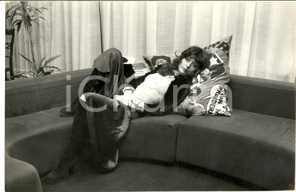 1975 ca COSTUME ITALIA Ritratto attrice Livia CERINI sul divano - Foto 31x20 Fotografia di agenzia. CONDIZIONI: G FORMATO: 31x20 cm    originale e autentica 1