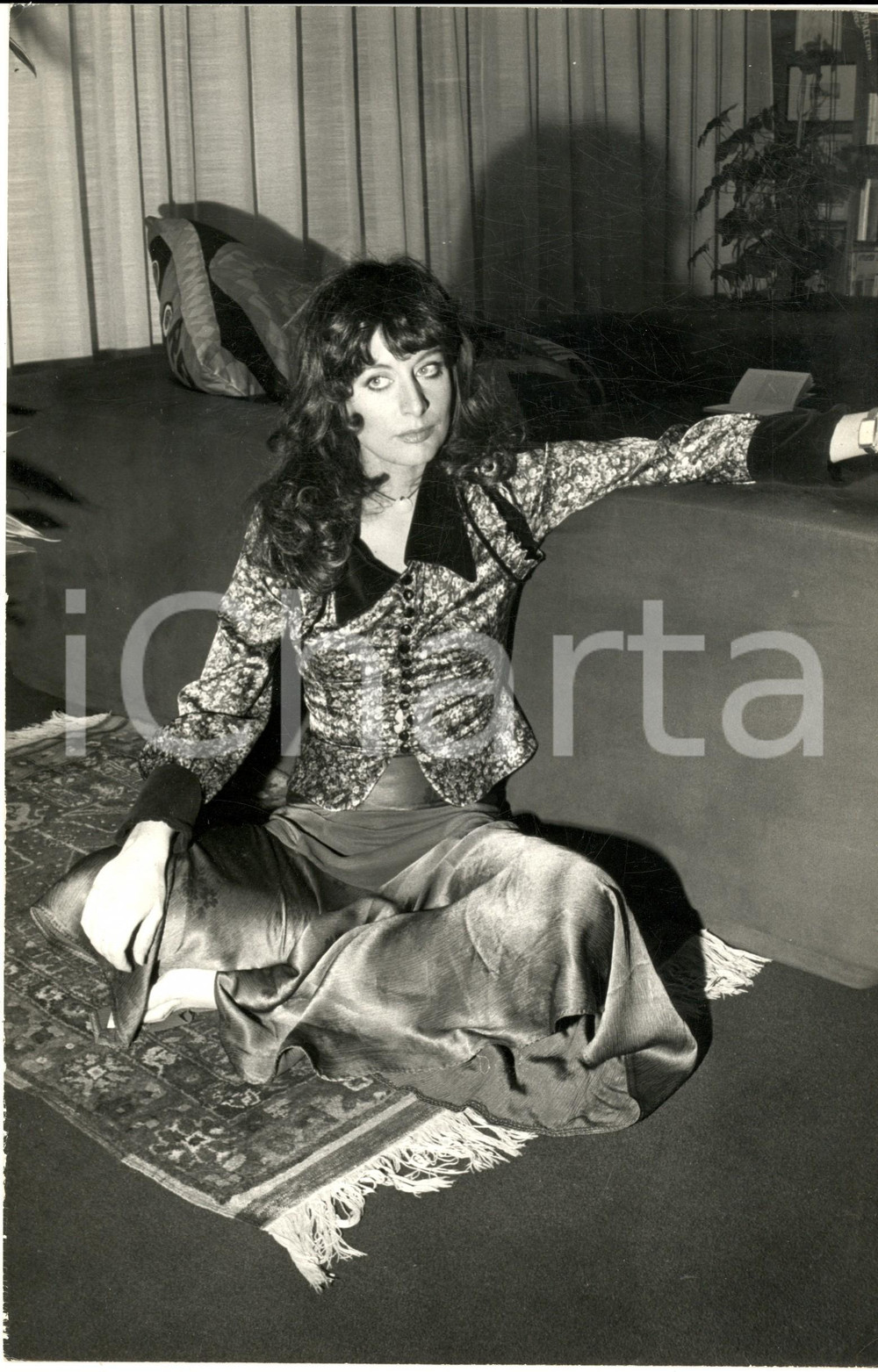 1975 ca COSTUME ITALIA Ritratto attrice Livia CERINI sul tappeto *Foto 20x30 cm Fotografia di agenzia. CONDIZIONI: G (ma lievi piegature all'angolo superiore e al lato sinistro)FORMATO: 20x30 cm    originale e autentica 1