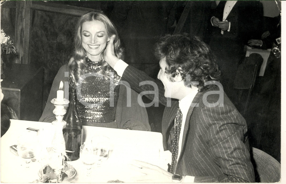 1975 ca GOSSIP ITALIA Barbara BOUCHET a cena con Luigi BORGHESE - Foto  30x20 Fotografia di agenzia. CONDIZIONI: G (ma lievi piegature angolari)FORMATO: 30x20 cm    originale e autentica 1
