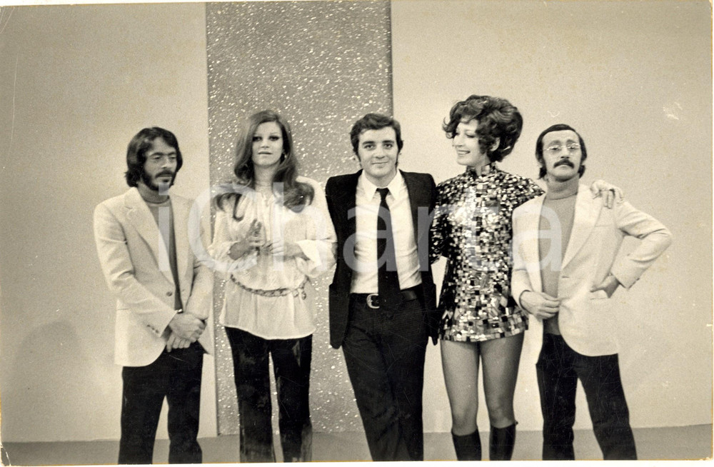 1972 TV ITALIA "Qua la mano, Mino" Mino REITANO con MILVA in scena - Foto 30x20 Fotografia di agenzia. CONDIZIONI: FAIR (piegature al lato sinistro)FORMATO: 30x20 cm    originale e autentica 1