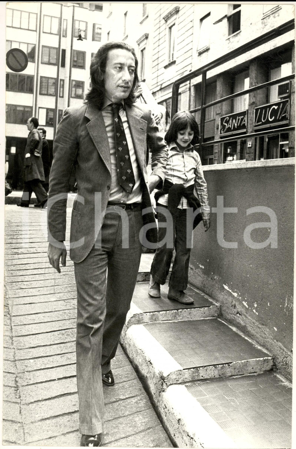 1970 ca MILANO (?) Ritratto di Alfredo CERRUTI con un bambino *Foto 20x30 cm Fotografia d'epoca. CONDIZIONI: FAIR (increspature superficiali)FORMATO: 20x30 cm      originale e autentica 1