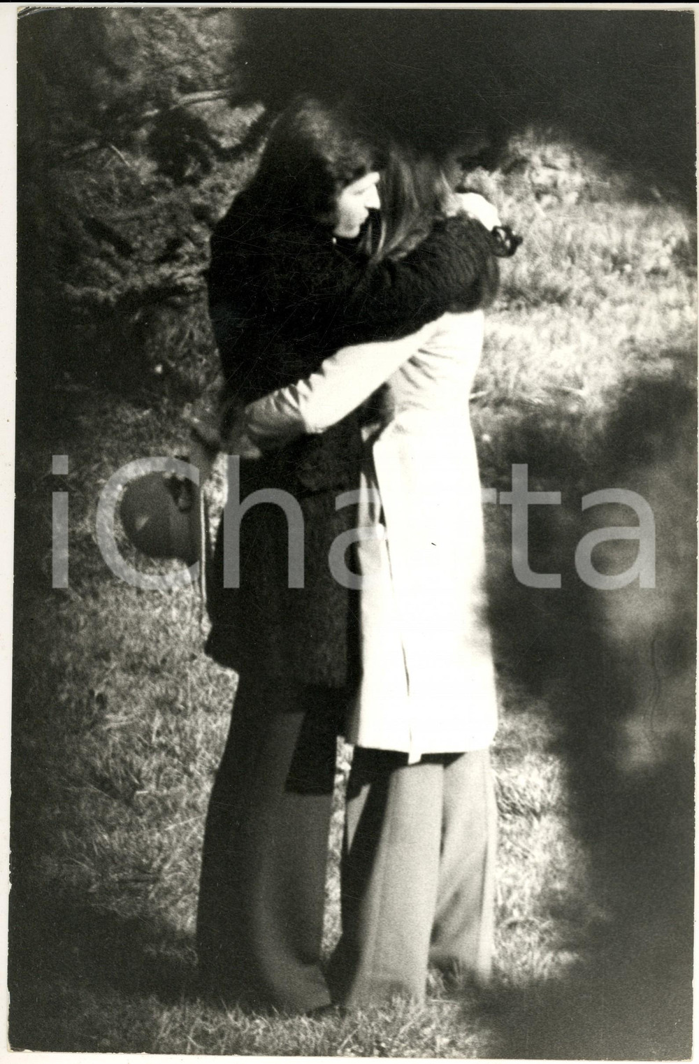 1970 ca GOSSIP ITALIA Barbara BOUCHET paparazzata con Paolo PAZZAGLIA (5) - Foto Fotografia di agenzia. CONDIZIONI: G FORMATO: 20x30 cm    originale e autentica 1