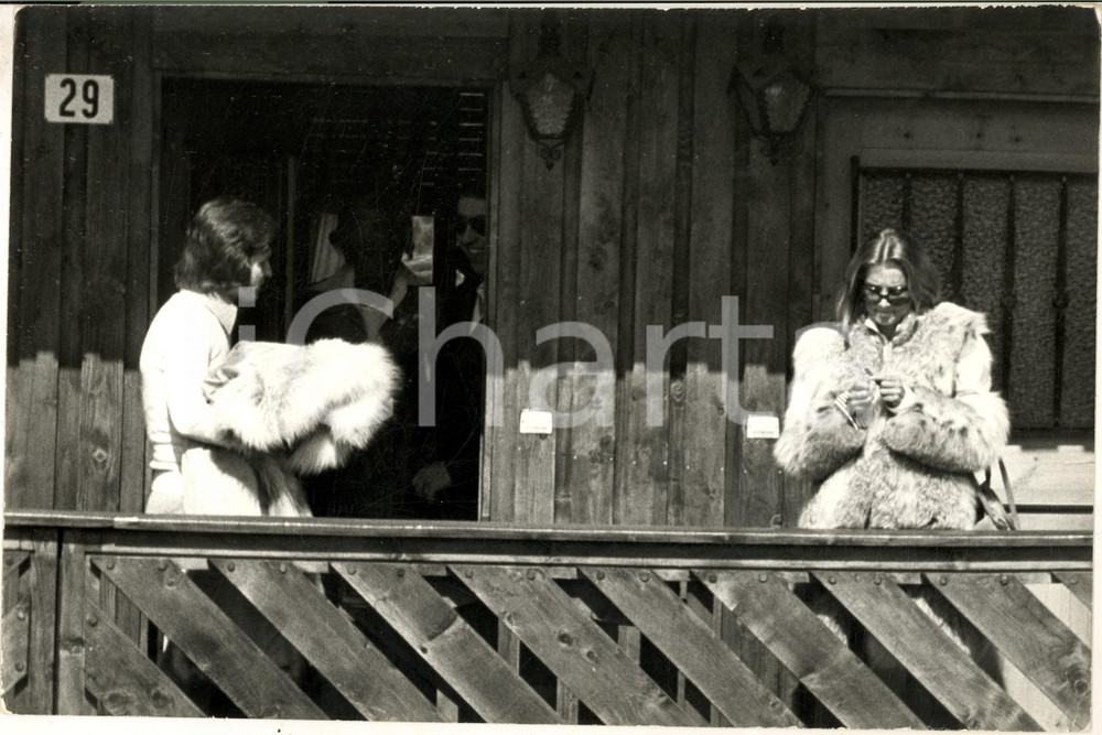 1970 ca GOSSIP ITALIA Barbara BOUCHET in montagna con Paolo PAZZAGLIA (4) - Foto Fotografia di agenzia. CONDIZIONI: G FORMATO: 30x20 cm    originale e autentica 1