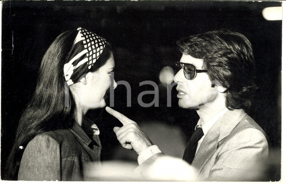 1973 Corrado PANI Edwige FENECH sul set "Anna, quel particolare piacere" Foto 3 Fotografia d'epoca. CONDIZIONI: FAIR (lievi piegature al margine sinistro)FORMATO: 30x20 cm    originale e autentica 1