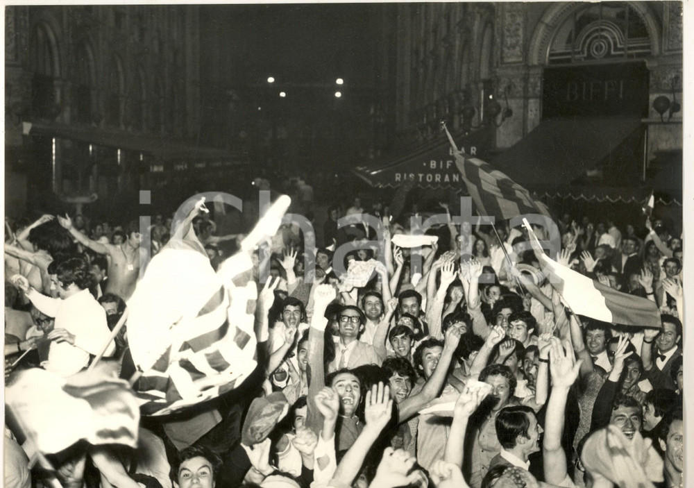 1978 MILANO MONDIALI CALCIO Folla festeggia in Galleria Vittorio Emanuele *Foto Fotografia di agenzia. CONDIZIONI: GFORMATO: 30x22 cm    originale e autentica 1