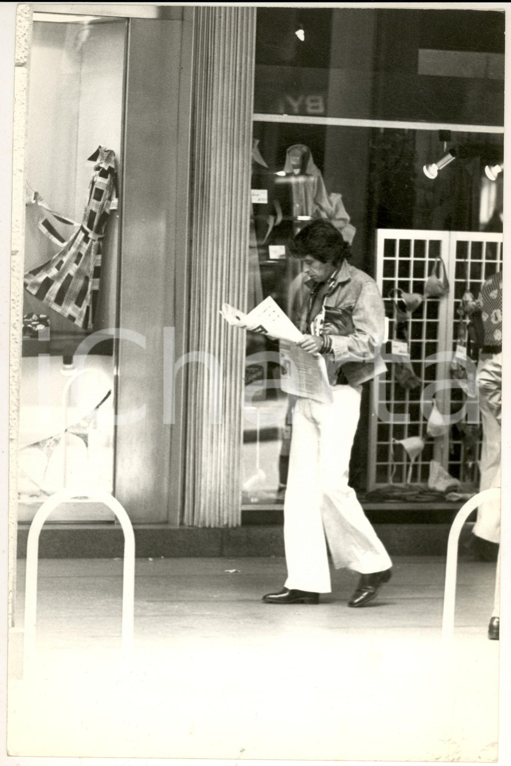 1970 ca MILANO Attore Corrado PANI a passeggio in città - Foto (2) 20x30 cm