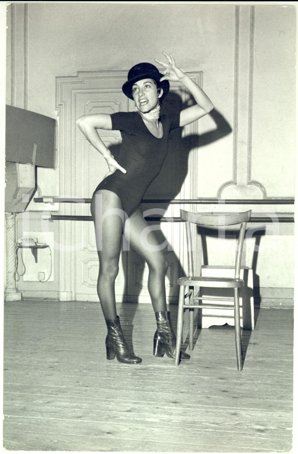 1970 ca I RICCHI E POVERI Angela BRAMBATI in veste di ballerina (2) - Foto Fotografia d'epoca. CONDIZIONI: FAIR (piegature al margine inferiore)FORMATO: 20x30 cm      originale e autentica 1