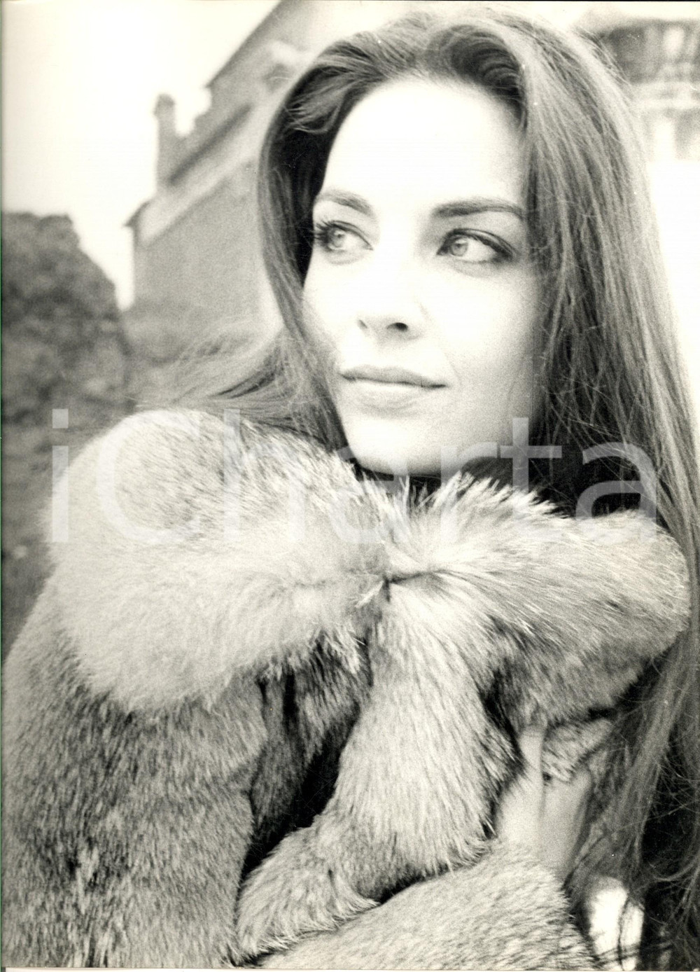 1970 ca PARIS Ritratto attrice Olga KARLATOS in pelliccia *Foto 24x30 cm Fotografia di agenzia. CONDIZIONI: GFORMATO: 24x30 cm    originale e autentica 1