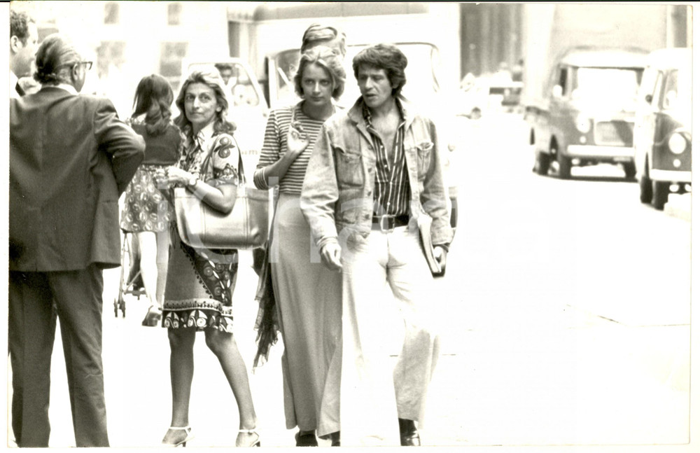 1970 ca MILANO Attore Corrado PANI a passeggio in città - Foto (5) 30x20 cm