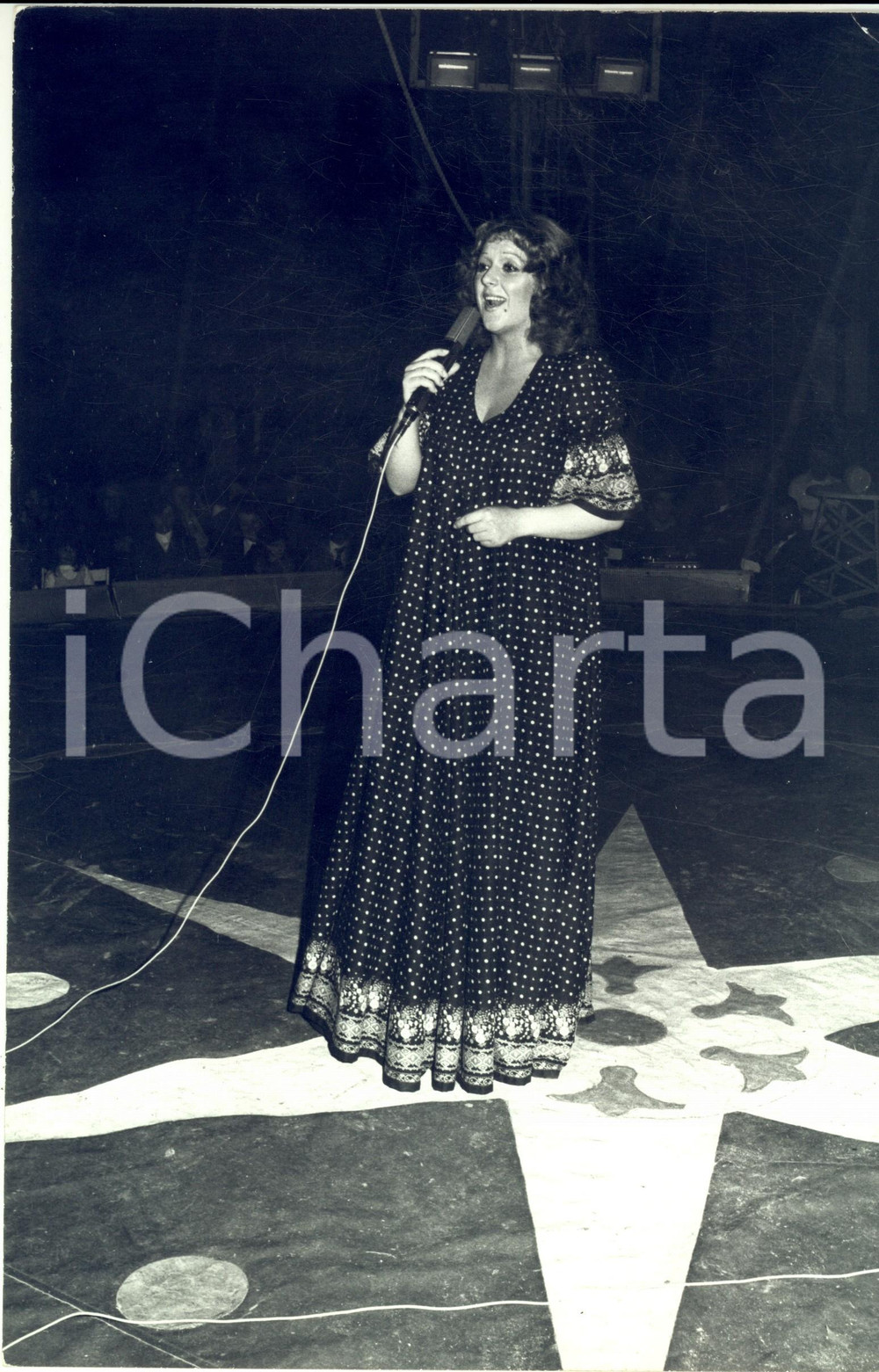 1970 ca COSTUME ITALIA Orietta BERTI in concerto in abito lungo (7) - Foto 20x30