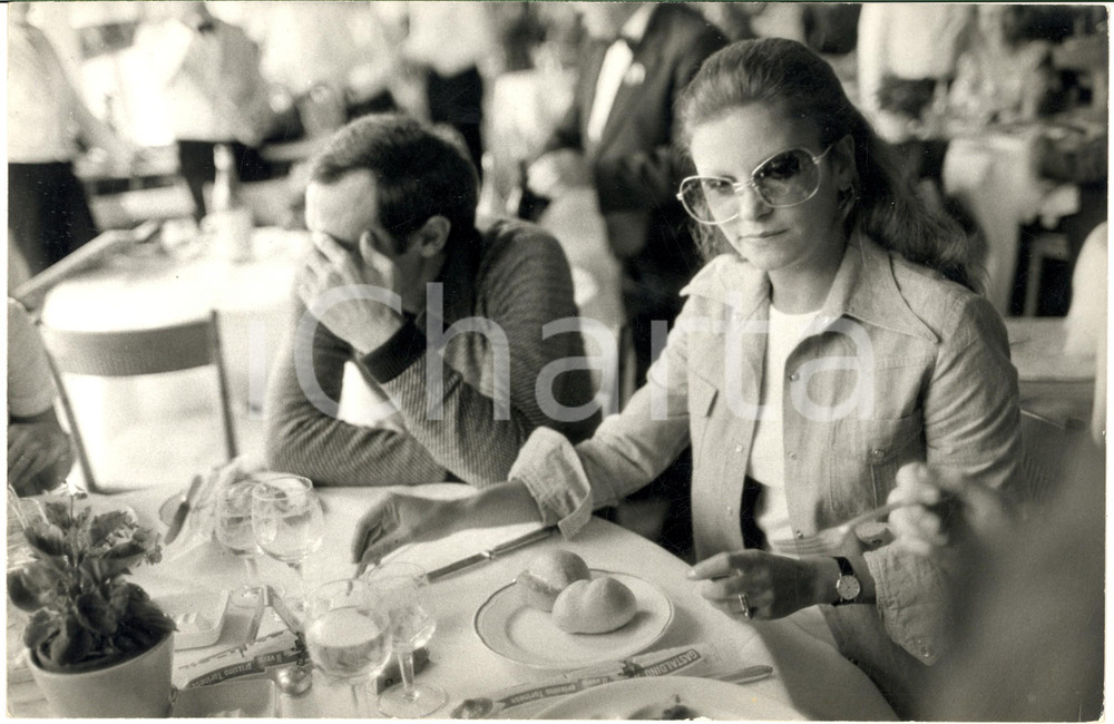 1973 MILANO Cantante MILVA al ristorante con il compagno Mario PIAVE (2) *Foto