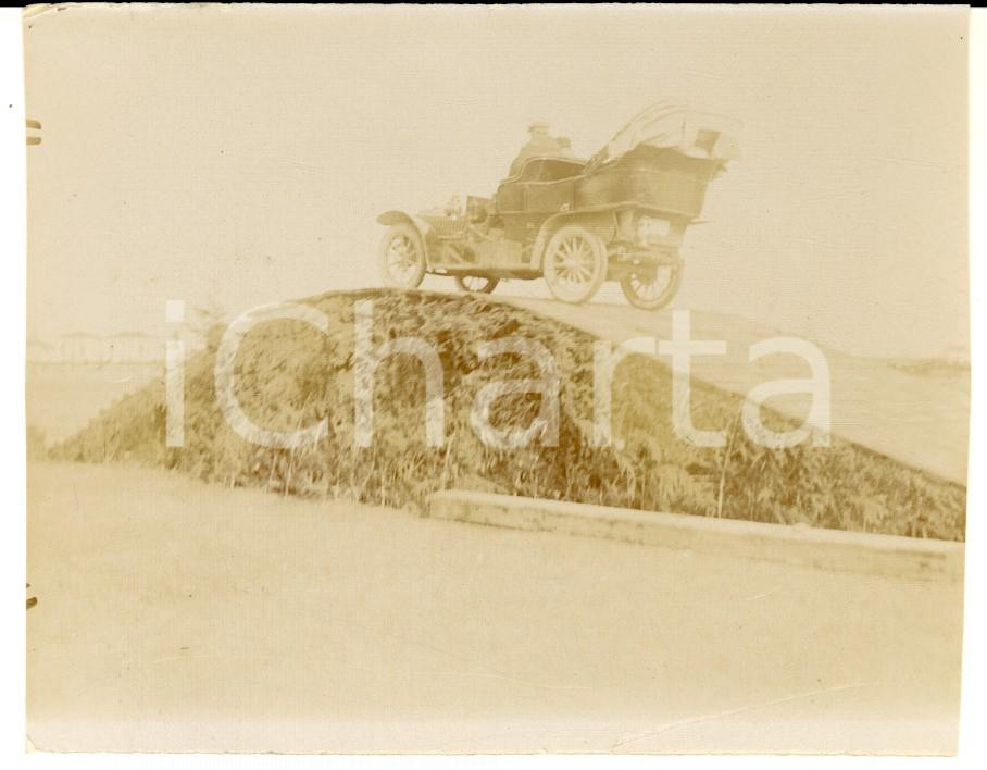 Fotografia d epoca originale 1916 WW1 ZONA DI GUERRA Automobile su ostacolo militare Foto CURIOSA 12x9 cm 1