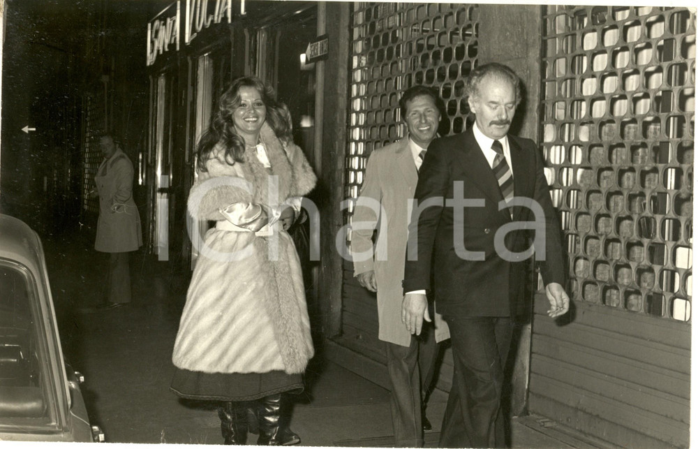 1970 ca MILANO Alfredo BINI all'uscita dal ristorante A SANTA LUCIA - Foto Fotografia d'epoca.CONDIZIONI: FAIR (piegature marginali)FORMATO: 30x20 cm     originale e autentica 1