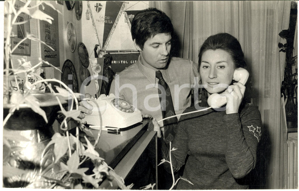 1971 CALCIO JUVENTUS Sandro SALVADORE con la moglie al telefono (1) Foto 30x20 Fotografia di agenzia. CONDIZIONI: GFORMATO: 30x20 cm  originale e autentica 1