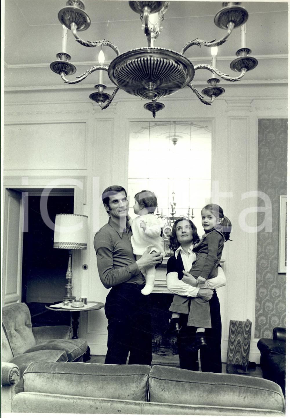 Fotografia d epoca originale 1975 ca MILANO Giacinto FACCHETTI a casa con la moglie e i figli 6 Foto 20x30 1