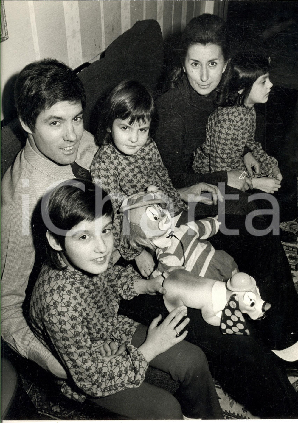 Fotografia d epoca originale 1971 CALCIO JUVENTUS Sandro SALVADORE in casa con la famiglia 2 Foto 30x40 cm 1