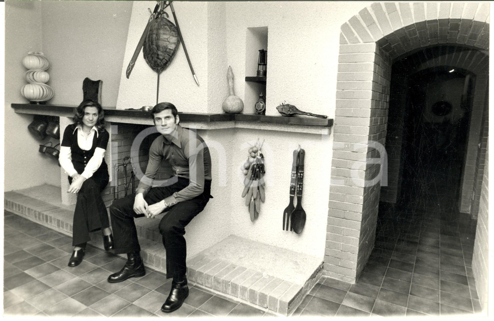 Fotografia d epoca originale 1975 ca MILANO INTER Giacinto FACCHETTI a casa con la moglie 1 Foto 30x20 1