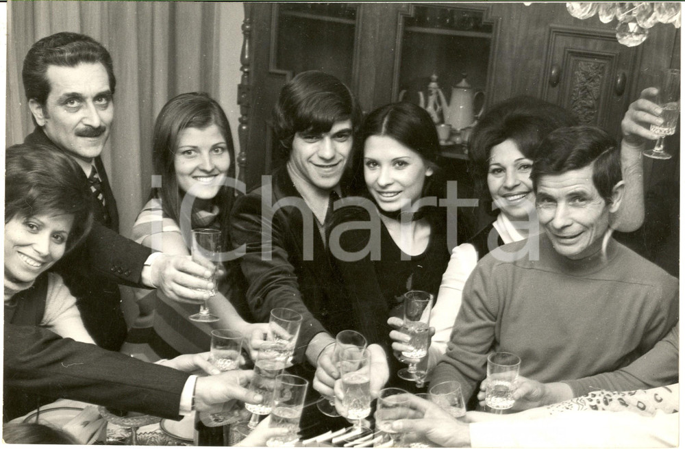 Fotografia d epoca originale 1970 ca COSTUME Rosanna FRATELLO e Pino CAPPELLANO in famiglia  Foto 30x20 cm 1