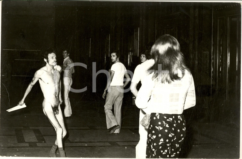 1970 ca MILANO COSTUME Esibizionista uomo nudo in centro città - Foto 30x20