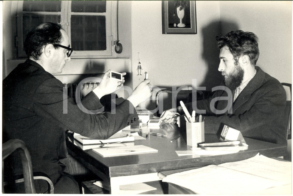 Fotografia d epoca originale 1969 MILANO SALESIANI Incontro con studenti su viaggi e missioni 2 Foto 30x20 1