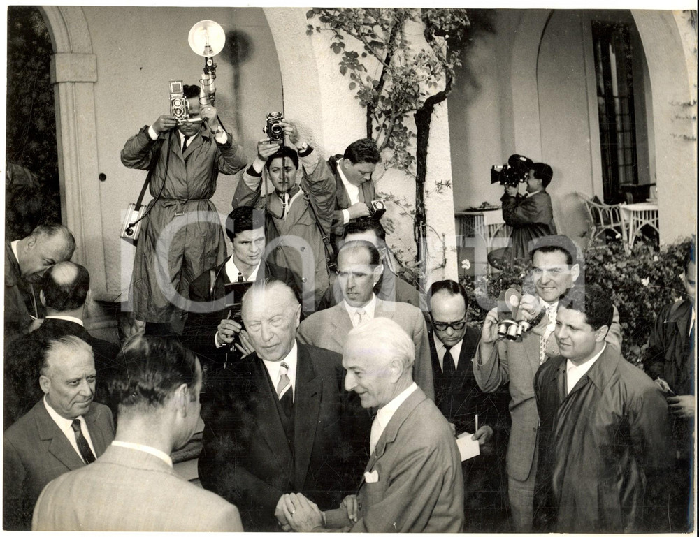 1959 CADENABBIA Visita privata di Antonio SEGNI a Konrad ADENAUER *Foto 24x18 cm Fotografia d'epoca con didascalia coeva al verso.  CONDIZIONI: G CONDIZIONI: 24x18 cm  originale e autentica 1