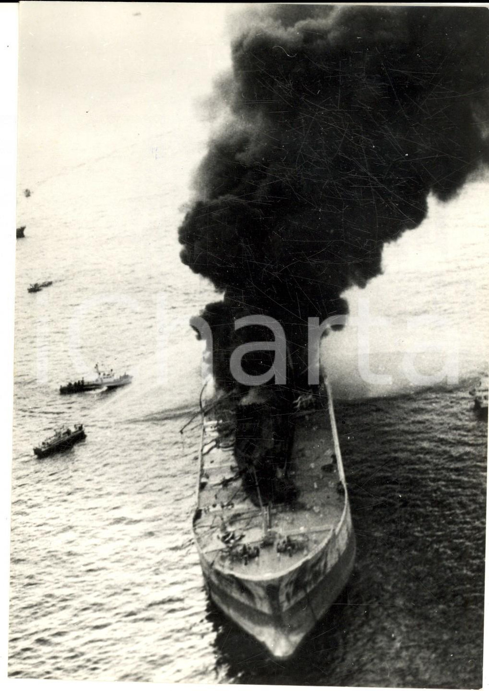 1970 TOKYO JAPAN Veduta aerea petroliera "Thames Maru" in fiamme *Foto 13x18 Fotografia d'epoca con didascalia coeva.  CONDIZIONI: G    originale e autentica 1