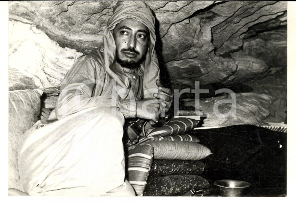 Fotografia d epoca originale 1965 ca YEMEN L imam Muhammad ALBADR guerrigliero in una grotta  Foto 18x13 cm 1