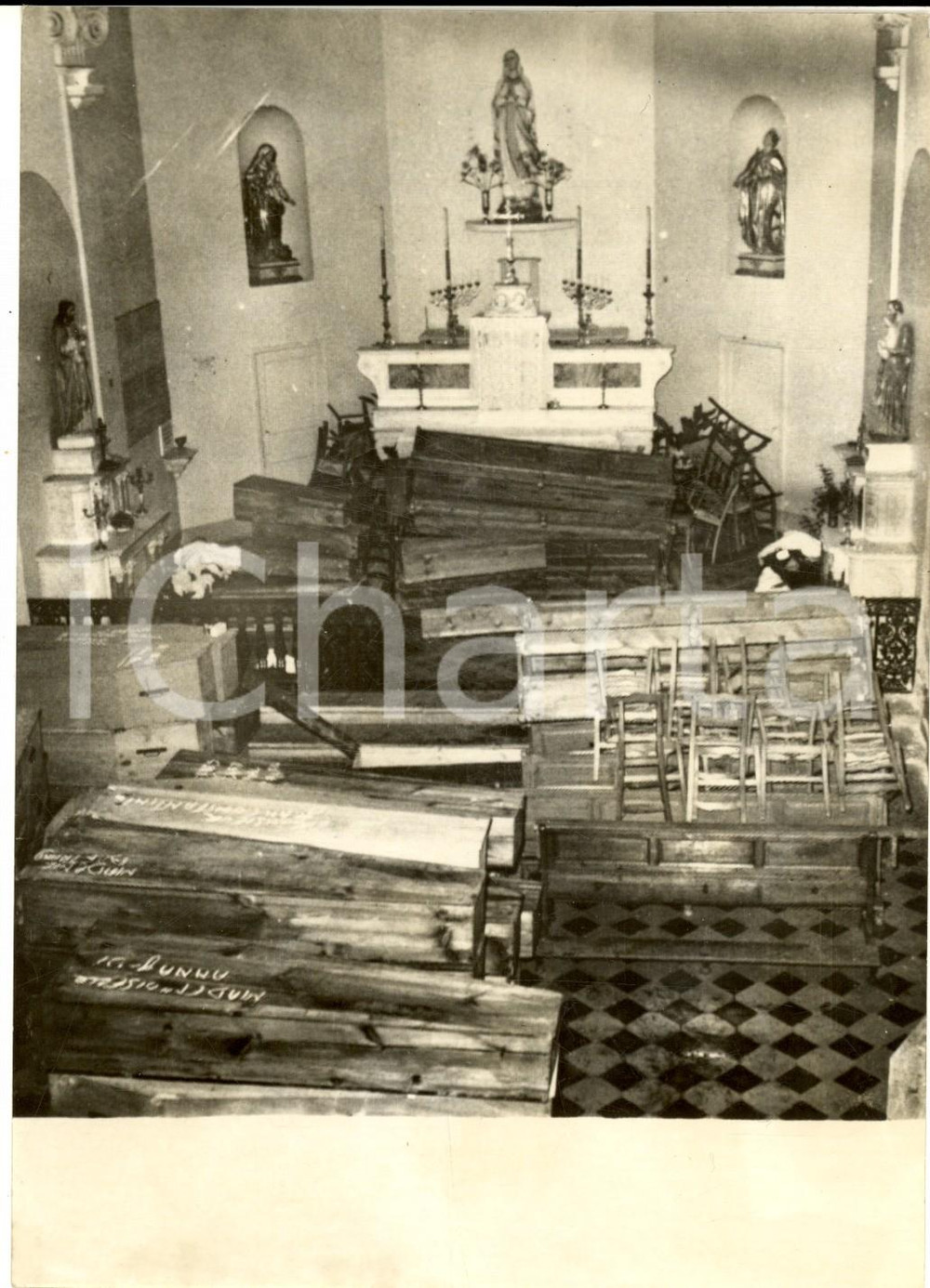 1959 Barrage de MALPASSET (F) Cercueils des victimes de la catastrophe *Photo Fotografia d'epoca con didascalia coeva, scattata all'interno della chiesa del Fr&eacute;jus.  CONDIZIONI: G FORMATO: 13x18 cm    originale e autentica 1