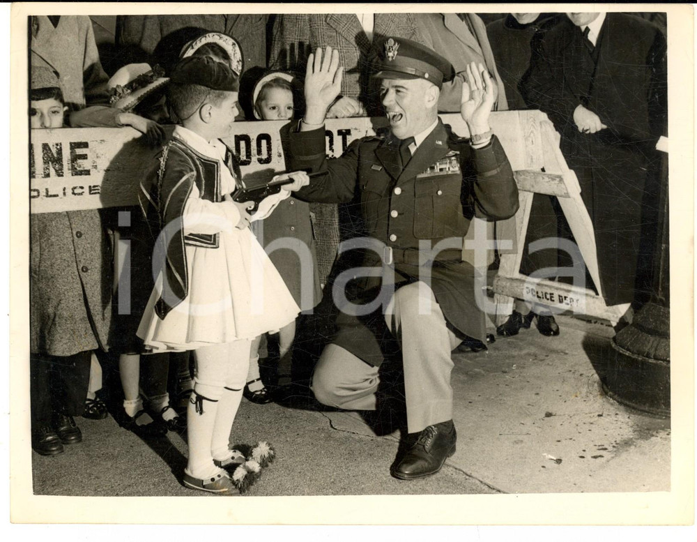 1953 NEW YORK Greek Independence Day - Child holds up General James VAN FLEET Fotografia d'epoca con didascalia coeva al verso.  CONDIZIONI: FAIR (diffusi graffi superficiali) FORMATO: 21x16 cm    originale e autentica 1