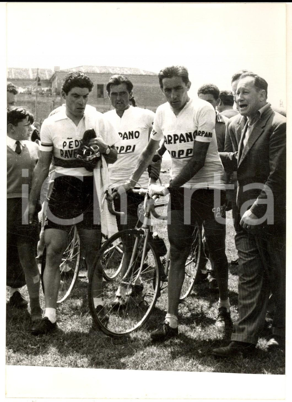 1956 CICLISMO GIRO D'ITALIA Ritiro di Fausto COPPI dopo una caduta - Foto Fotografia d'epoca con didascalia coeva al verso. CONDIZIONI: GFORMATO: 13x18 cm     originale e autentica 1