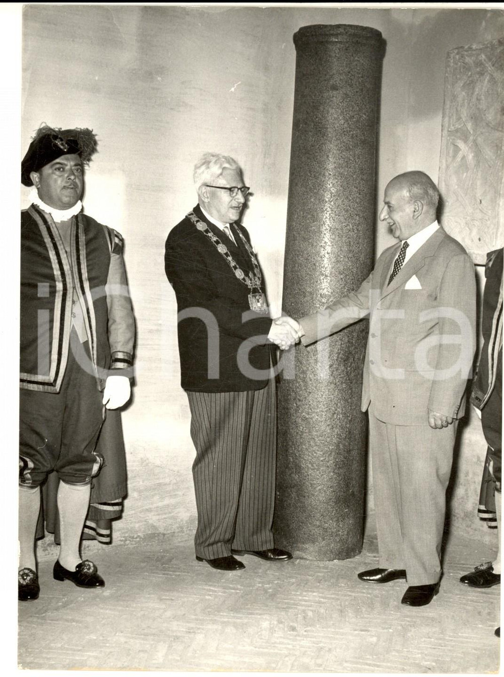 1957 ROMA Sindaco di Toronto Nathan PHILLIPS riceve colonna in dono - Foto