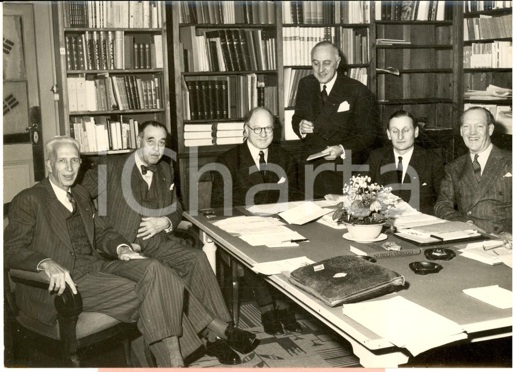 1954 LOSANNA Riunione del Comitato Internazionale Olimpico - Foto 18x13 Fotografia d'epoca con didascalia coeva al verso.Sono presenti: Miguel Maenck, Armand Massard, Average Brundage, Otto Mayer, lord Burghley e il principe Axel di Danimarca. CONDIZIONI: fair (sovraimpressione circolare) FORMATO: 18x13 cm     originale e autentica 1