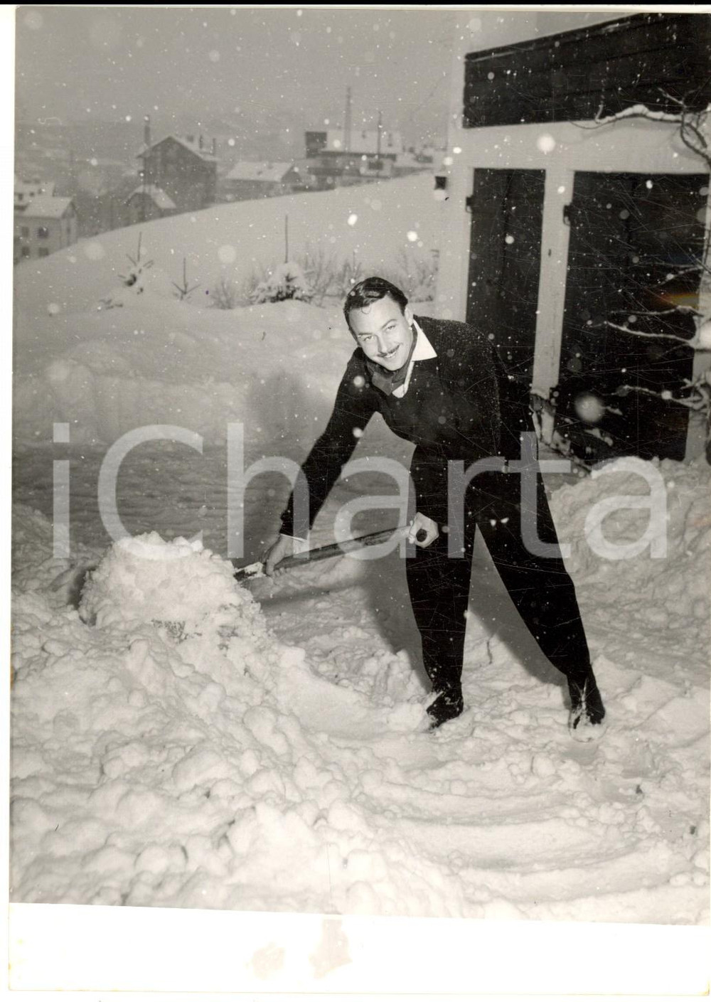 1956 CORTINA D'AMPEZZO Alfonso von Hohenlohe-Langenburg spala la neve *Foto