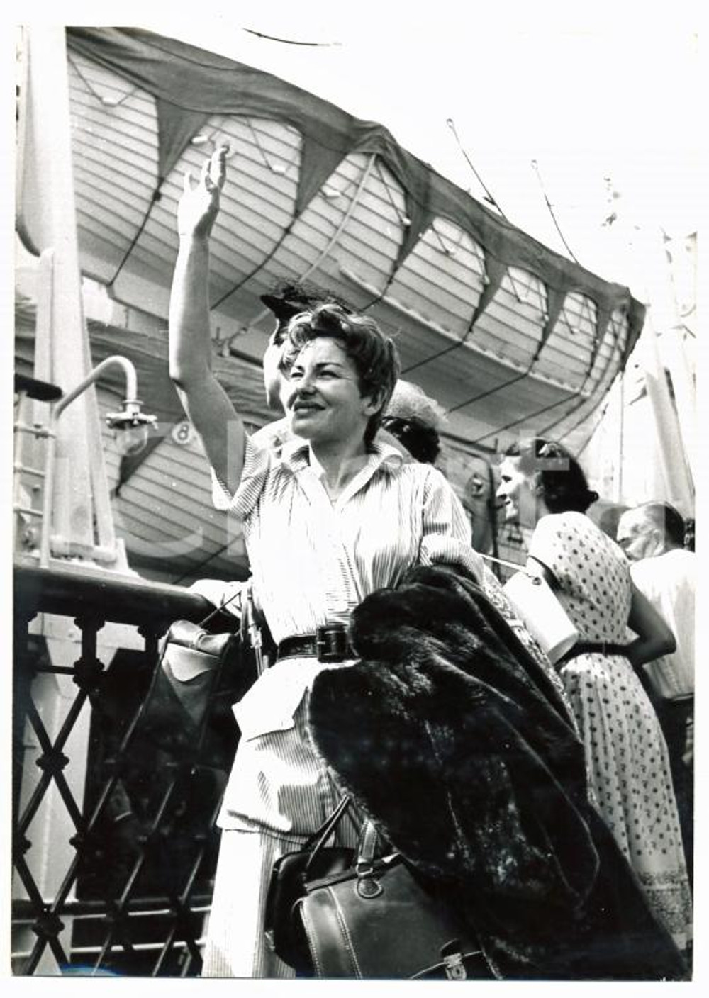 1955 GENOVA NÃ©lida ROMERO arrivata in Italia con M/N Anna COSTA *Foto 13x18 Fotografia d'epoca con didascalia coeva al verso. CONDIZIONI: FAIR (piegatura all'angolo inferiore sinistro).FORMATO: 13x18 cm     originale e autentica 1