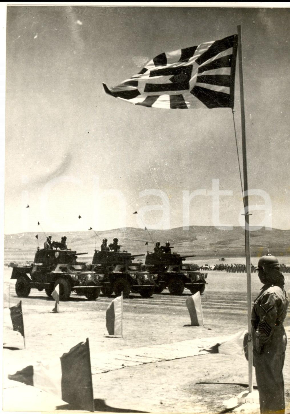 1956 CRISI DI SUEZ Carri armati della GIORDANIA alla frontiera - Foto 13x18 cm Fotografia d'epoca con didascalia coeva.  CONDIZIONI: GFORMATO: 13x18 cm     originale e autentica 1