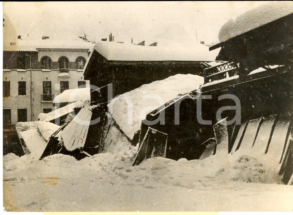 1954 PERPIGNAN Place de la RÃ©publique - MarchÃ© effondrÃ© sous la neige - Photo Fotografia d'epoca con didascalia coeva al verso. CONDIZIONI: POOR (piegatura angolare evidente)FORMATO:  18x13 cm      originale e autentica 1