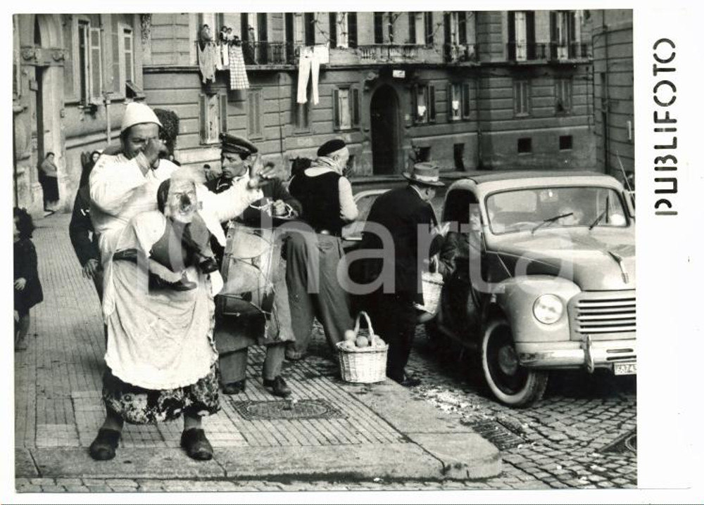 1955 NAPOLI Pulcinella a cavallo della vecchia del Carnevale e venditore arance Fotografia d'epoca con didascalia coeva al verso. CONDIZIONI: FAIR (ondulature al margine superiore)FORMATO: 18x13 cm     originale e autentica 1
