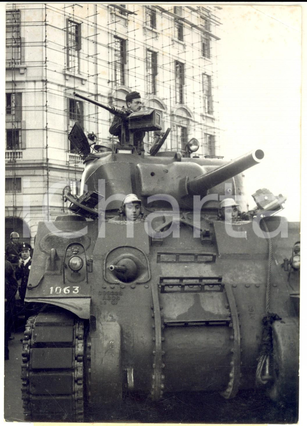 1955 ca BUENOS AIRES Carro armato seda la rivolta davanti al Palazzo del Governo