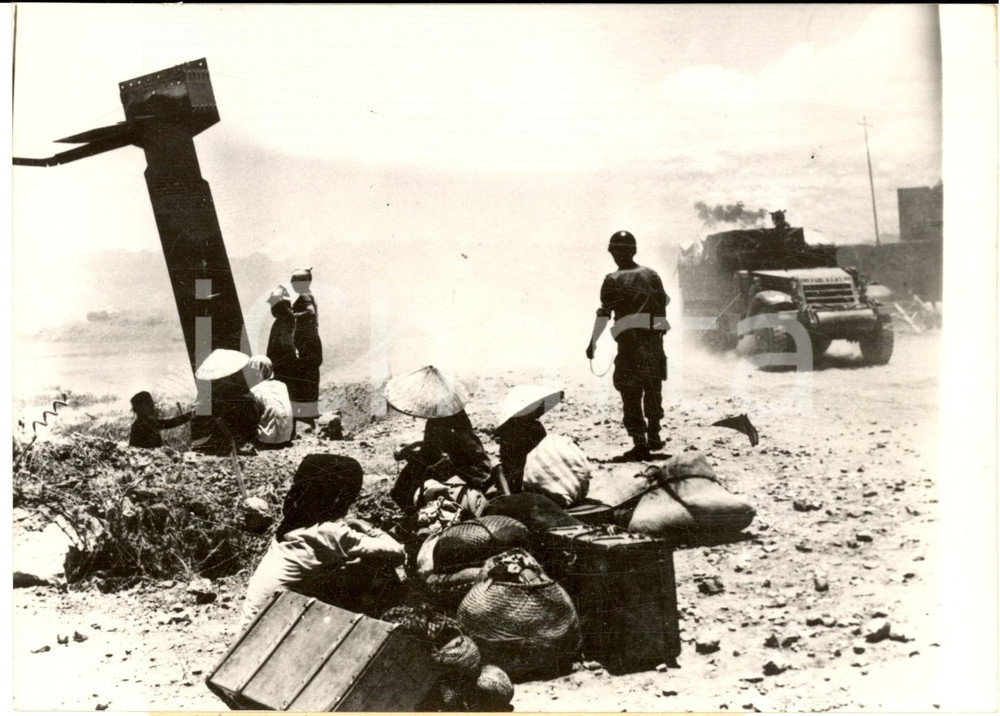 1954 GUERRA DEL VIETNAM - NAM DINH - Civili in attesa dell'evacuazione *Foto Fotografia d'epoca, con didascalia coeva al verso. CONDIZIONI: G (ma lieve sovraimpressione circolare)FORMATO: 18x13 cm    originale e autentica 1