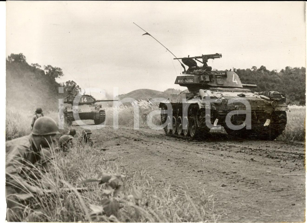 1953 GUERRE INDOCHINE - Operation MOUETTE - Chars et infanterie sur la route  Fotografia d'epoca, con didascalia coevao. CONDIZIONI: GFORMATO: 16x12 cm    originale e autentica 1