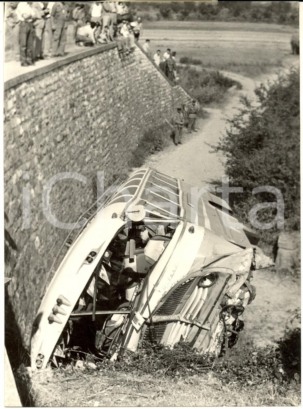 1956 Autostrada FIRENZE MARE - Incidente con pullman nel torrente RIMAGGIO *Foto Fotografia d'epoca con didascalia coeva al verso. CONDIZIONI: G (ma lieve sovraimpressione)FORMATO: 13x18 cm     originale e autentica 1