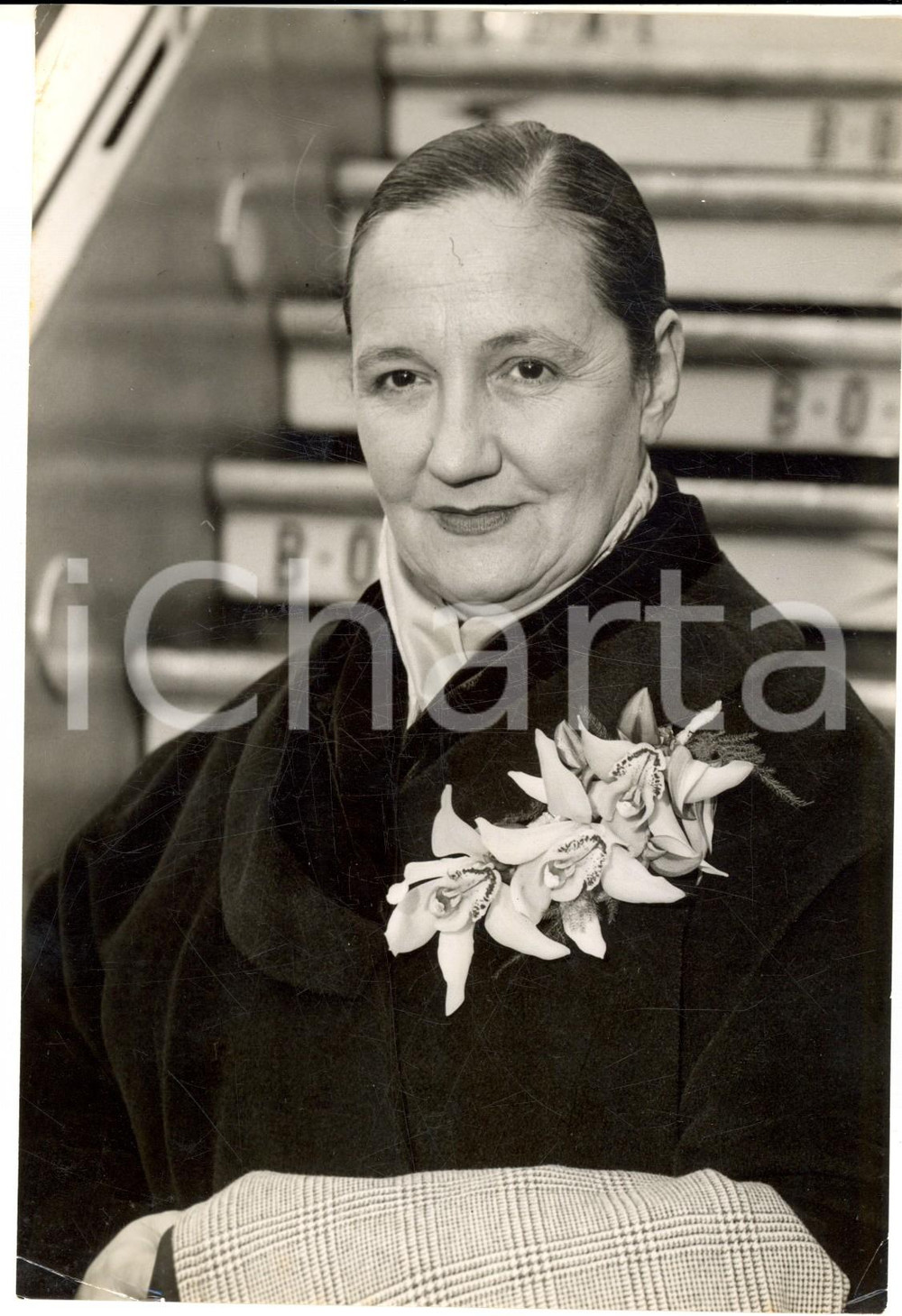 1958 LONDON Concert pianist Gina BACHAUER leaving for America *Photo 15x20 cm Fotografia d'epoca con didascalia coeva al verso. CONDIZIONI: G (ma lievi piegature angolari)FORMATO: 15x20 cm     originale e autentica 1