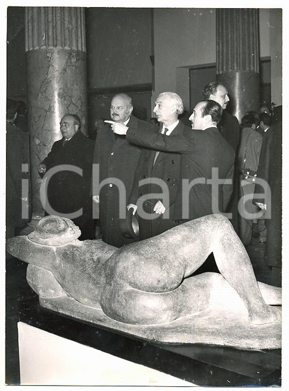 1956 ROMA Palazzo delle Esposizioni - Antonio SEGNI visita mostra di scultura Fotografia d'epoca con didascalia coeva.   CONDIZIONI: FAIRFORMATO: 13X18 cm     originale e autentica 1