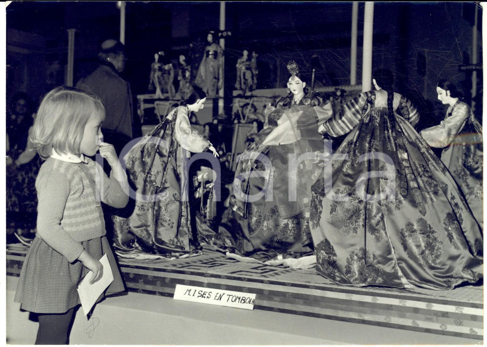 1962 PARIS MusÃ©e GALLIERA - Exposition Internationale PoupÃ©es - COREE *Photo  Fotografia d'epoca con didascalia coeva.  CONDIZIONI: G FORMATO: 18x13 cm      originale e autentica 1