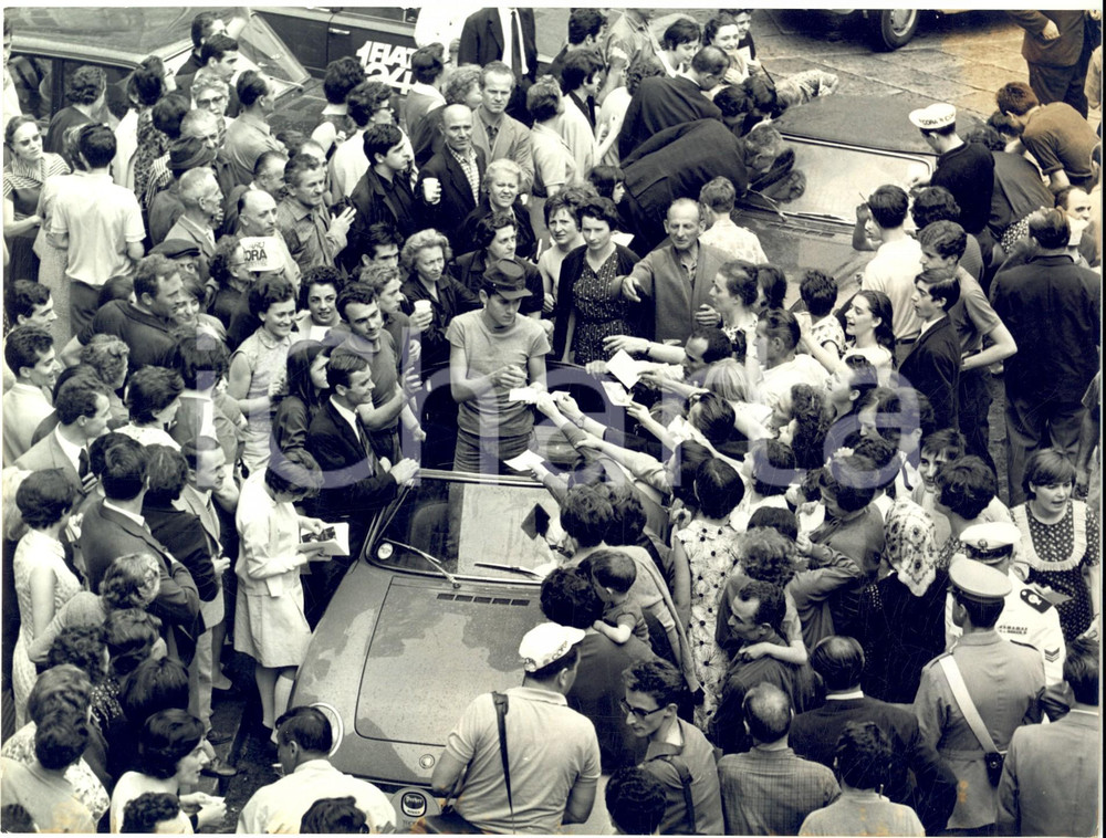 1966 CANTAGIRO Tappa BIELLA-TORINO Gianni MORANDI tra i fan *Foto 24x18 cm