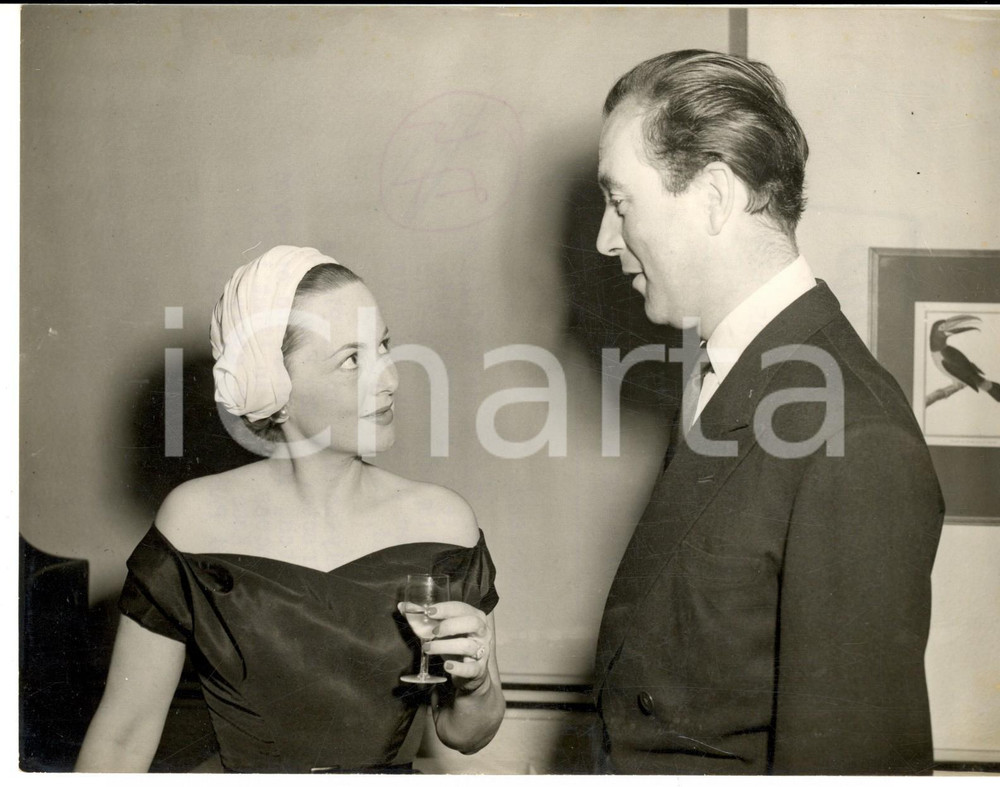 1954 LONDON Savoy Hotel - Olivia DE HAVILLAND talking with Dennis PRICE *Photo