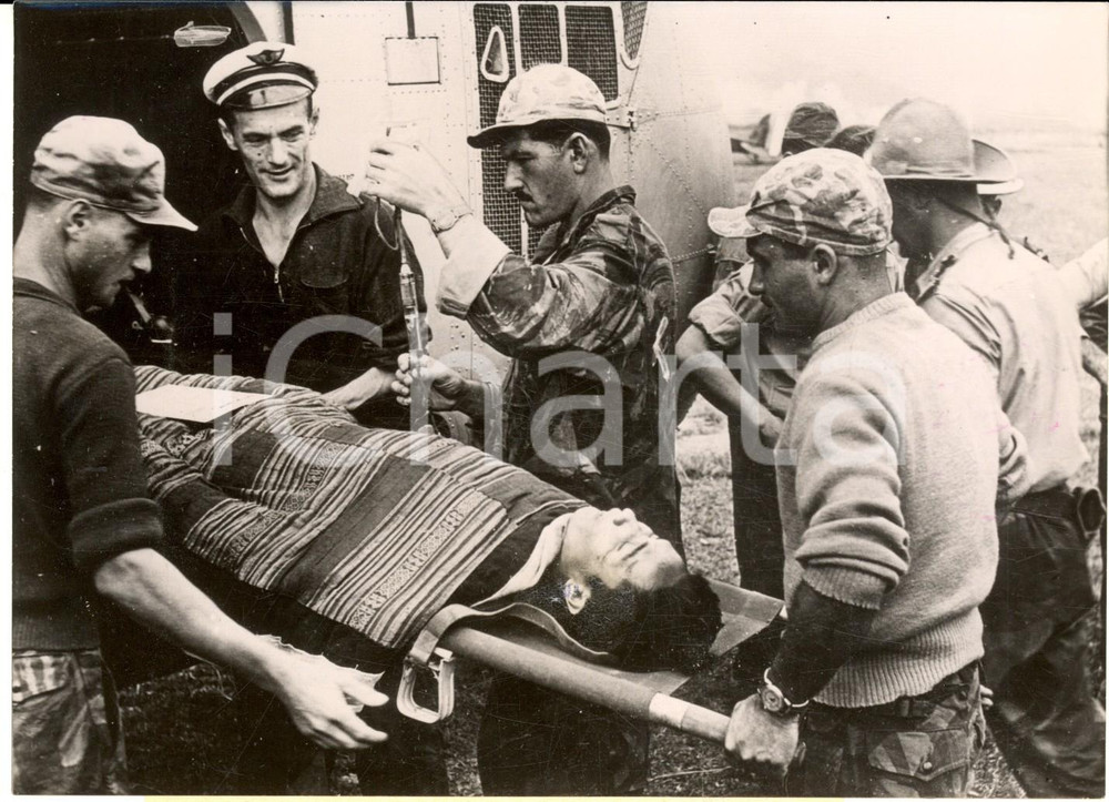 1954 GUERRA DEL VIETNAM - HANOI - Trasporto in aereo di vietnamita ferito *Foto Fotografia d'epoca, con didascalia coeva al verso. CONDIZIONI: GFORMATO: 18x13 cm    originale e autentica 1