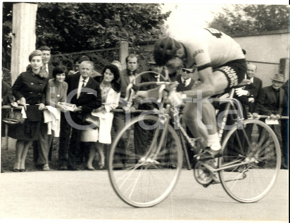 1966 CICLISMO BORGOMANERO Felice GIMONDI corre davanti alla fidanzata *Foto Fotografia d'epoca con didascalia coeva al verso.  CONDIZIONI: G FORMATO: 24x18 cm    originale e autentica 1