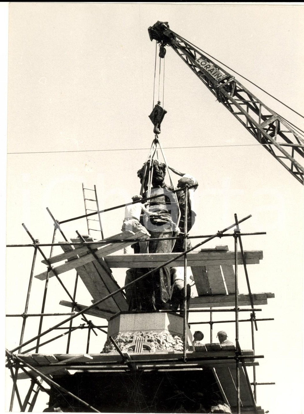 1957 MILANO Piazza BUONARROTI - Spostamento statua VERDI per lavori metro M1