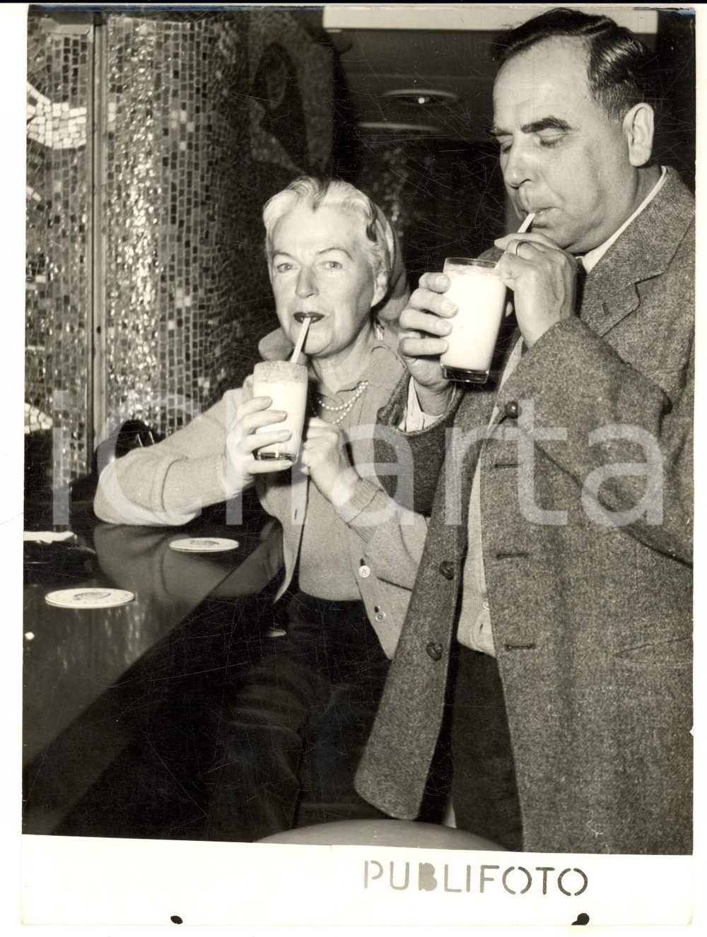 1955 GENOVA Gracie FIELDS e Boris ALPEROVICI a bordo dell' "Indipendence" *Foto Fotografia d'epoca con didascalia coeva al verso. CONDIZIONI: G (ma lievi piegature superficiali)FORMATO: 13x18 cm     originale e autentica 1
